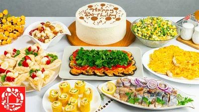 Кекс на день рождения, праздничные шляпы, свистульки и конфетти на цветном  фоне :: Стоковая фотография :: Pixel-Shot Studio