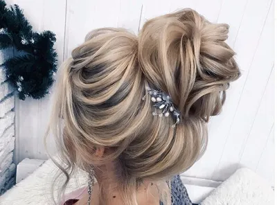 Новогодние прически 2025 – модные прически на Новый год | Hair up styles,  Medium hair styles, Wedding bun hairstyles