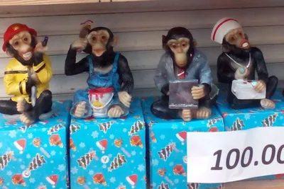 Прикольные сувениры в Минске: обезьяна-айтишник, горилла-сантехник и макака  в композиции с Кафедральным собором - 