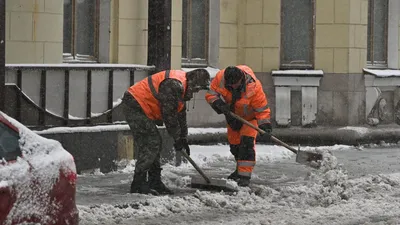 Батя, о чём-то задумавшись, странно медленно чистит снег у дома / уборка  снега :: дорожки :: снег / смешные картинки и другие приколы: комиксы, гиф  анимация, видео, лучший интеллектуальный юмор.