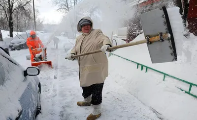 Не опять, а снова! Мэр Уфы из-за плохой уборки снега предложил городским  чиновникам самим взяться за лопаты - 