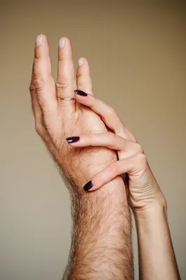 Нежные прикосновения рук мужчины и женщины | Премиум Фото