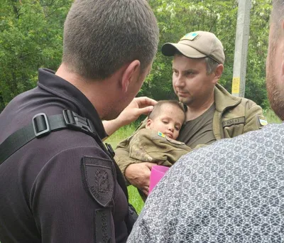 Первые кадры, когда полиция и волонтеры нашли Виолетту в лесу на Харьковщине