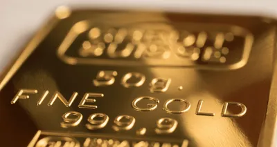 Цена на золото растет к рекордному максимуму