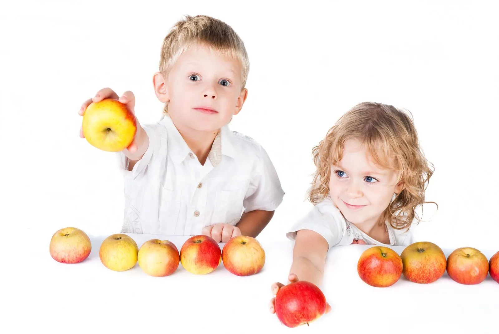 Ребенку можно свежее яблоко. Ребенок. Фрукты для детей. Яблоко для детей. Картинки для детей.