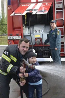 Пожарный из Дзержинска рассказывает о своей профессии школьникам —  Дзержинские ведомости
