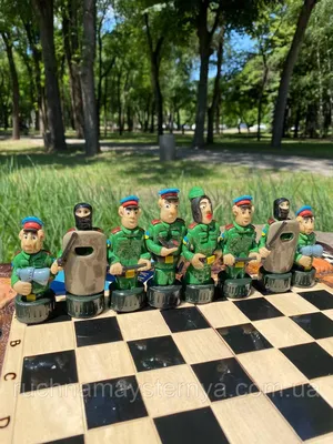 Шахматы из хлеба "Менты против Зеков" в Москве