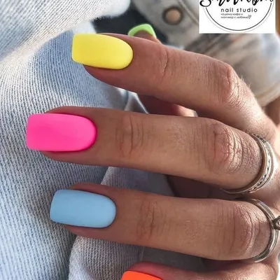 Разноцветный маникюр — 55 идей! Встречаем лето 2020 | Manicura de uñas,  Manicura, Manicura para uñas cortas