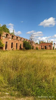 развалины кирпичного дома с дырой в стене Stock Photo | Adobe Stock