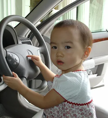 Не оставляйте детей без присмотра в машине