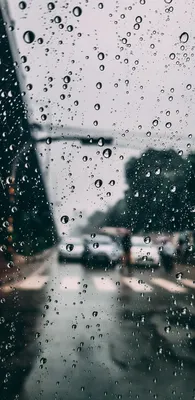 Капли дождя на окне с облачным небом на заднем плане — бесплатное изображение Малайзии на Unsplash