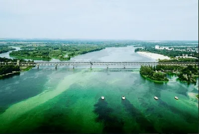 Река днепр (днепр) в беларуси на рассвете | Премиум Фото