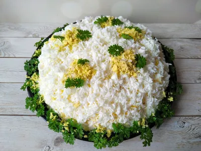 Легкий салат на праздничный стол с сыром бри и орехами