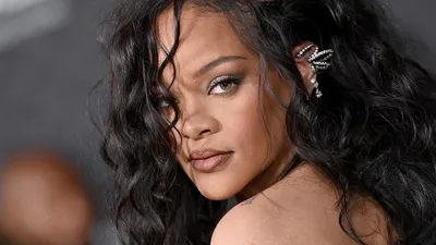 Rihanna Looks Smokin' in Sultry Fenty Beauty Campaign: See Photo