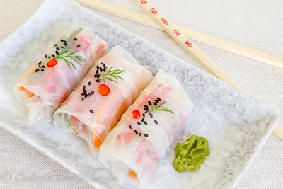 Суши с лососем в рисовой бумаге — пошаговый рецепт от Katana