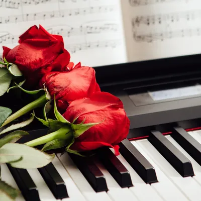 Букет на рояле, акцент на цветы, …» — создано в Шедевруме