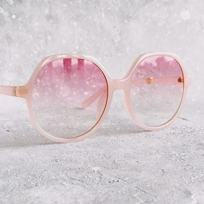 Стильные розовые очки, изолированные на белом фоне | Премиум Фото