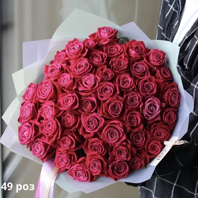 Букет из 51 кремовой розы и 49 красных кустовых роз заказать с доставкой в  Краснодаре