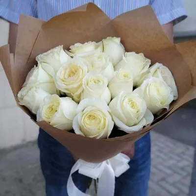 Букет из 15 белых роз 60см купить по цене 2 640 руб. с доставкой в  Краснодаре