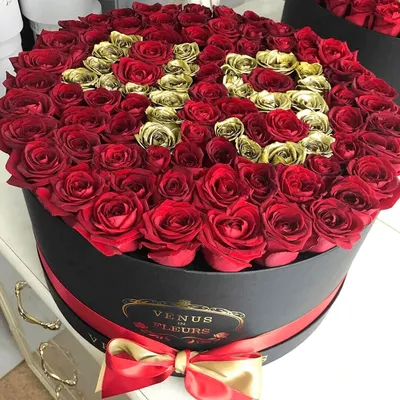 Красные розы в коробке "С Днем рождения" за 9 390 руб. | Бесплатная  доставка цветов по Москве