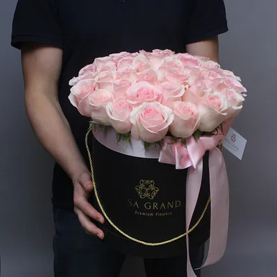 Розовые розы в коробке (M) 43-47 роз - купить в интернет-магазине Rosa Grand