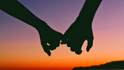 Руки влюбленной пары на закате солнца - обои для рабочего стола, картинки,  фото
