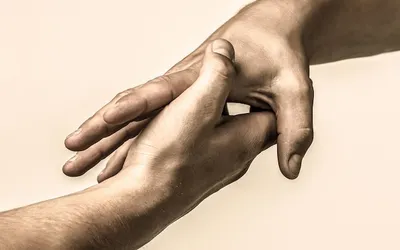 Протянутая рука помощи, изолированная рука, спасение. закройте руку помощи.  концепция руки помощи и международный день мира, поддержка. две руки,  помогающая рука друга, работа в команде. черное и белое. | Премиум Фото