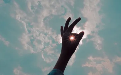 Руки тянуться к небу, 5 пальцев на…» — создано в Шедевруме