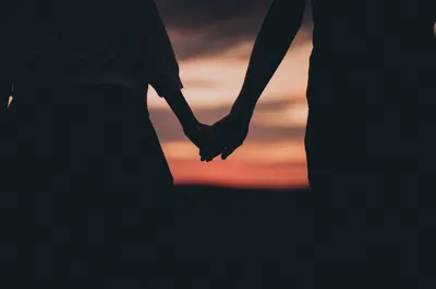 силуэт рук влюбленных, руки влюбленных пар, держаться за руки, пара,  мужчина и женщина стоят и держаться за руки, Свадебный фотограф Москва