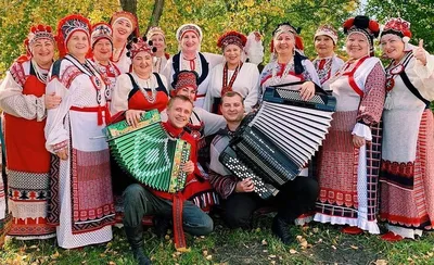 Русский фольклор: исполнители народных песен из глубинки России.