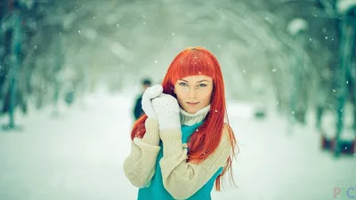 Рыжая девушка идет зимой по снежной…» — создано в Шедевруме