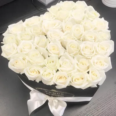 Белые розы в сердце от 41 шт. за 10 190 руб. | Бесплатная доставка цветов  по Москве