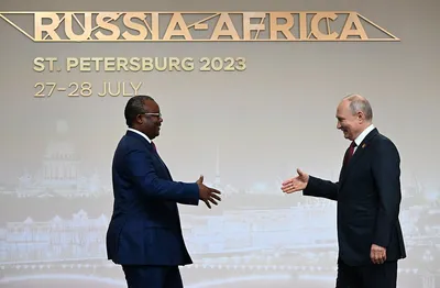 В Петербурге прошел саммит «Россия — Африка». О чем африканские лидеры  попросили Путина и что готовы предложить взамен?: Политика: Мир: 