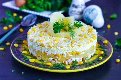Салат с курицей, ананасами, яйцами и сыром: рецепт - Лайфхакер