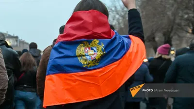 Армянский болельщик выбежал на поле в майке с изображением Монте и флагом  Карабаха во время игры азербайджанского клуба в Англии - Новости
