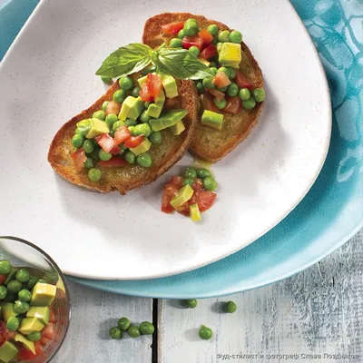 Кулинарные рецепты - Брускетта с авокадо, томатом и зеленым горошком - с  фото и видео инструкцией на сайте 