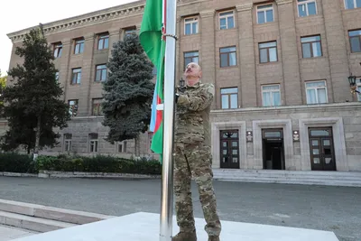 Алиев поднял азербайджанский флаг в столице Нагорного Карабаха - Газета.Ru  | Новости