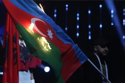 Президент Ильхам Алиев поднял Государственный флаг Азербайджанской  Республики в городе Агдере | 