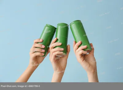 Руки с банками пива на цветном фоне :: Стоковая фотография :: Pixel-Shot  Studio