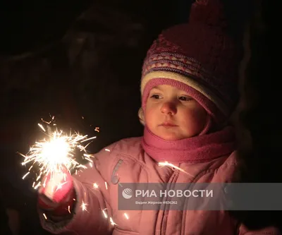 Фото с бенгальскими огнями | Фотосъемка, Фотосессии девушек, Зимняя  семейная фотография