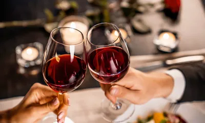 налейте красное вино в бокал красное вино течет в бокал вина Фон Обои  Изображение для бесплатной загрузки - Pngtree