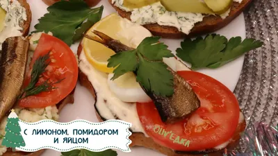 Поднос с разными вкусными бутербродами на деревянном столе :: Стоковая  фотография :: Pixel-Shot Studio