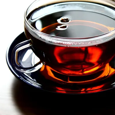 Стильная открытка доброе утро с ромашками и чашкой горячего чая
