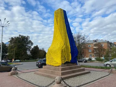 В Полтаве накрыли сеткой памятники Петру I, Алексею Келину и защитникам  города. Фото