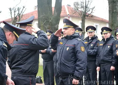 По традиции в День милиции к памятнику погибшим сотрудникам МВД возложили  венки