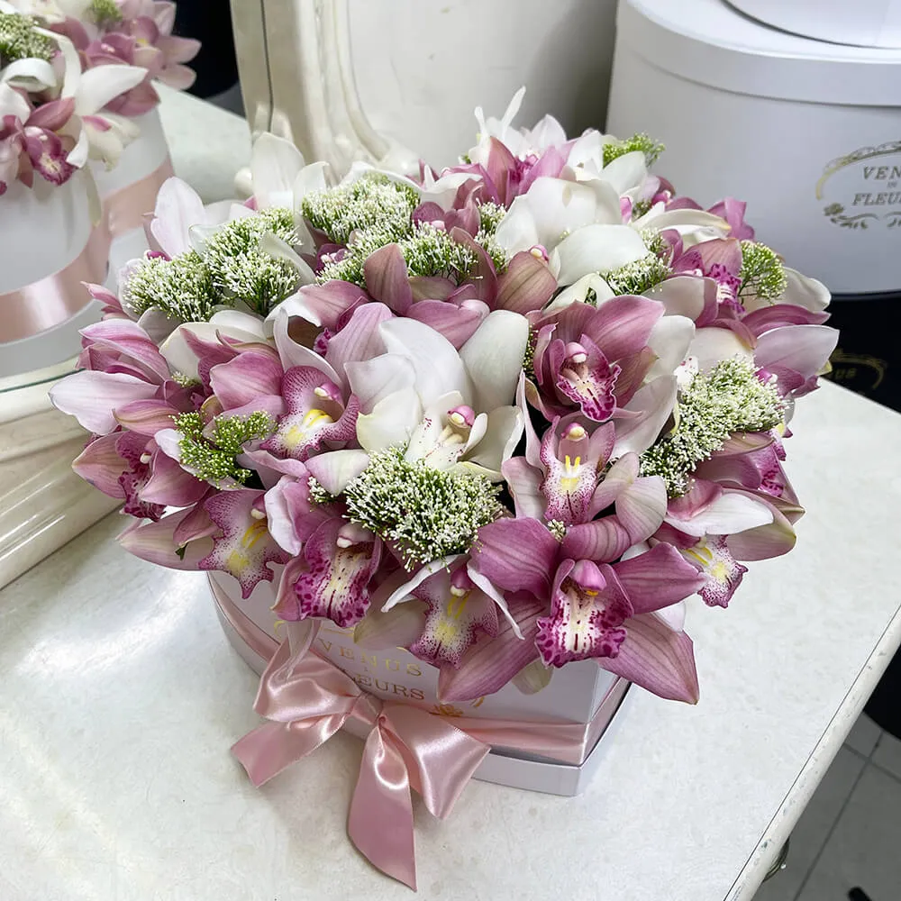 Орхидеи в коробке с трахелиумом за 18 390 руб. | Бесплатная доставка цветов  по Москве
