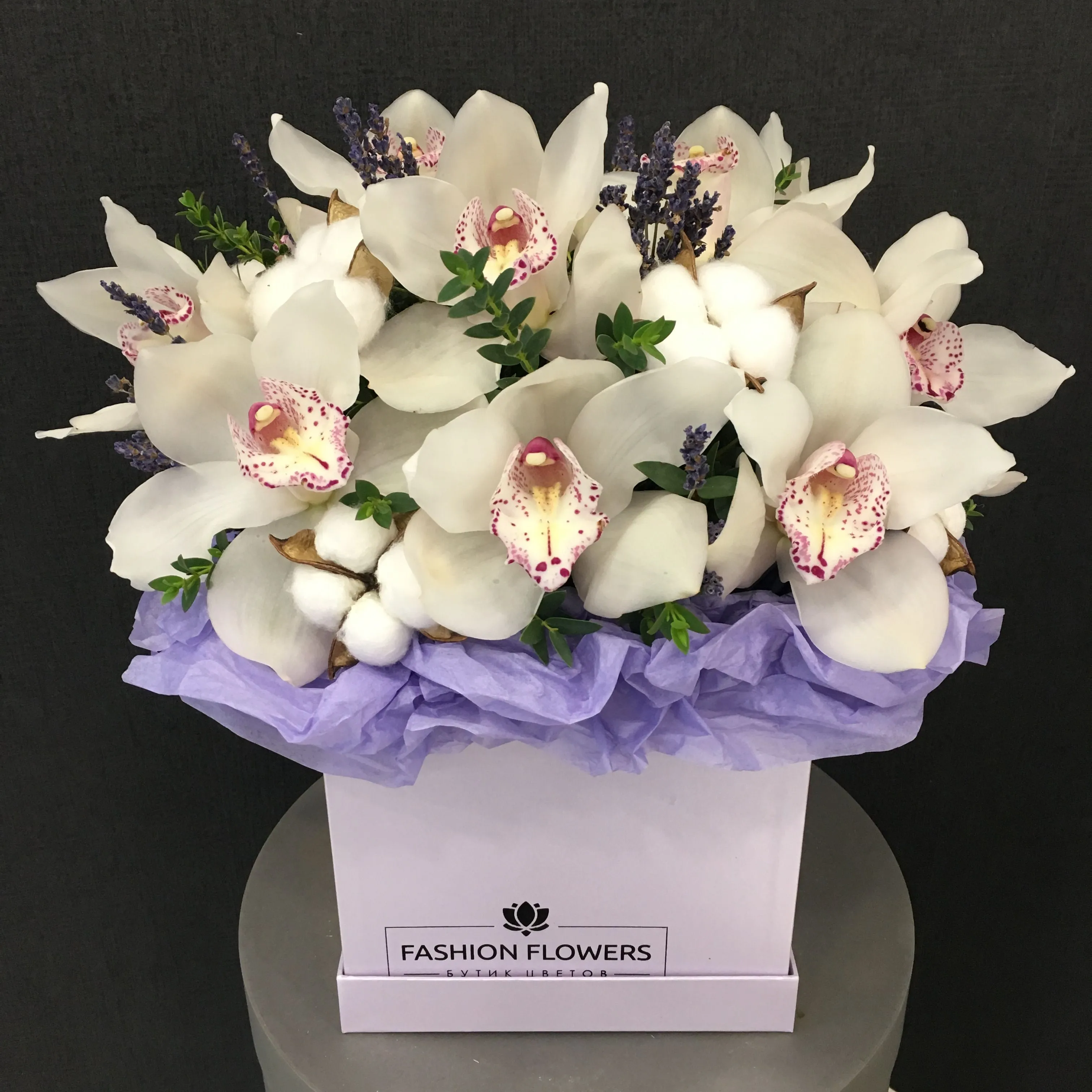 Розы и орхидеи в коробке – купить с доставкой в Москве. Цена ниже!