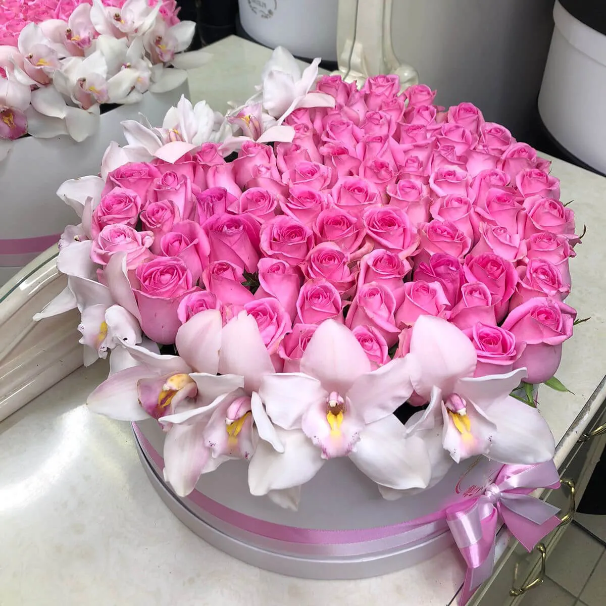 Красивые цветочные раскладки белого орхидеи, красные розы, натуральные  снежные ветви с текстом карты С днем рождения Стоковое Изображение -  изображение насчитывающей декоративно, украшение: 160583783