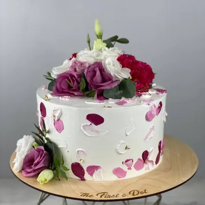 Нежный белый торт с цветами из вафельной бумаги на день рождения, свадьбу,  юбилей в Вильнюсе