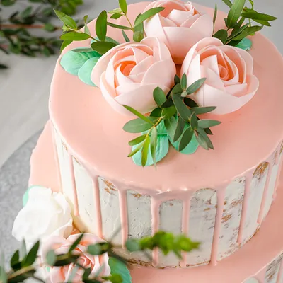 Торт бежевый с живыми цветами и бусинками | | Бисквит
